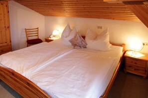 Internet, bed sheets - Vacation Apartment 1 with a balcony for 4 people, 2 separate... Bedroom (Seebruck)