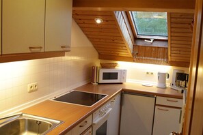 Coffee/tea maker, fridge, microwave, oven - Vacation Apartment 1 with a balcony for 4 people, 2 separate... Bedroom (Seebruck)