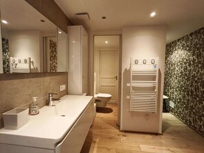 A modern bathroom with a large sink, mirror, towel rack, and a toilet. - TOIT-TERRASSE D'EXCEPTION  et  VUE MER PANORAMIQUE A ST TROPEZ (ST TROPEZ)
