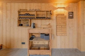 Un interior de madera con estantes llenos de tazas, una máquina de café y un letrero que indica una cafetería.