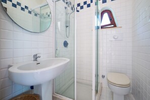 Een douche, een haardroger, handdoeken