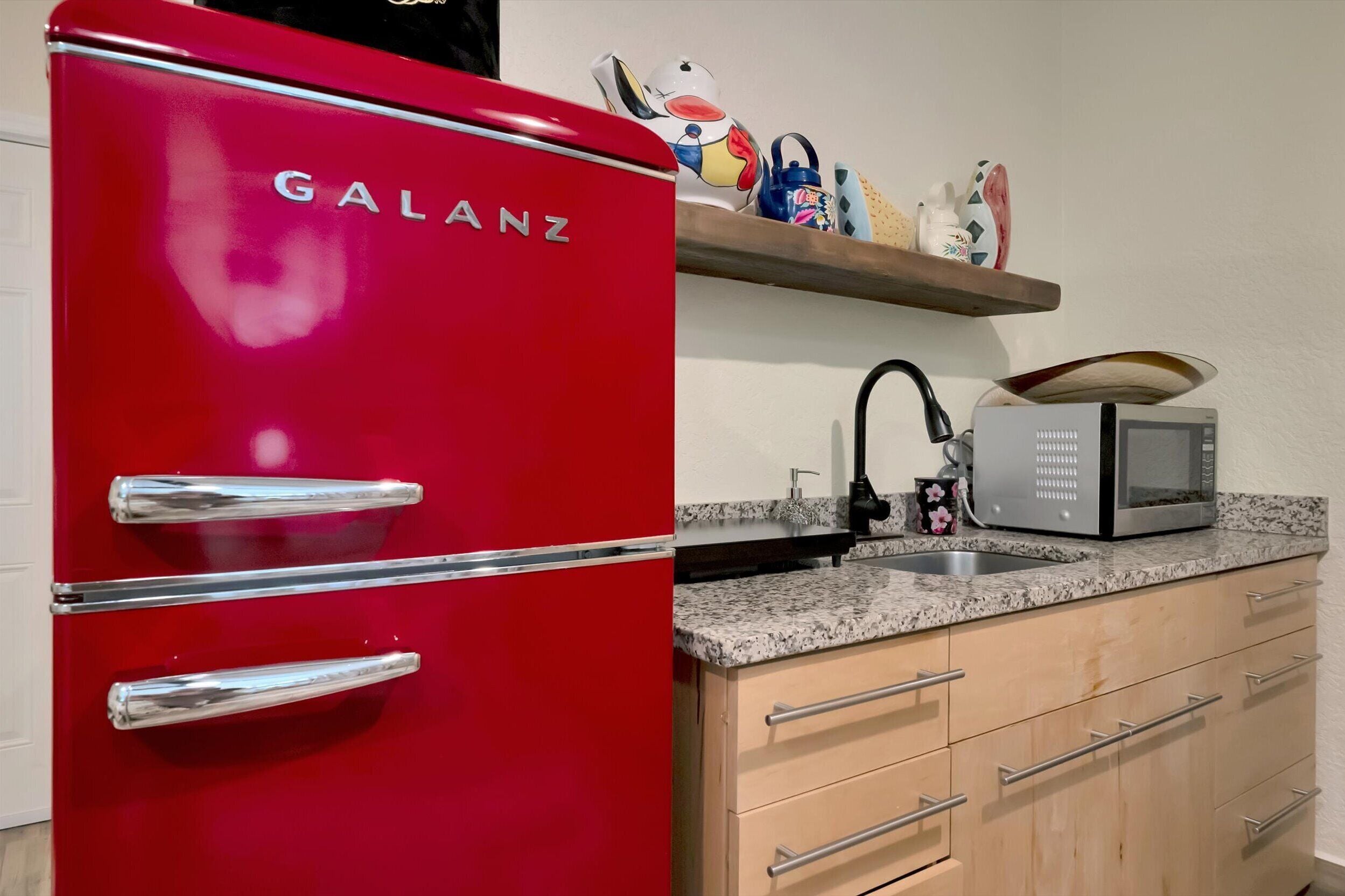 Deluxe Studio, 1 Queen Bed | Private kitchen