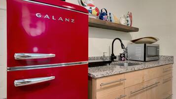 Deluxe Studio, 1 Queen Bed | Private kitchen
