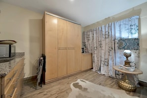Deluxe Studio, 1 Queen Bed | Interior - Clifford Drive (Orlando)