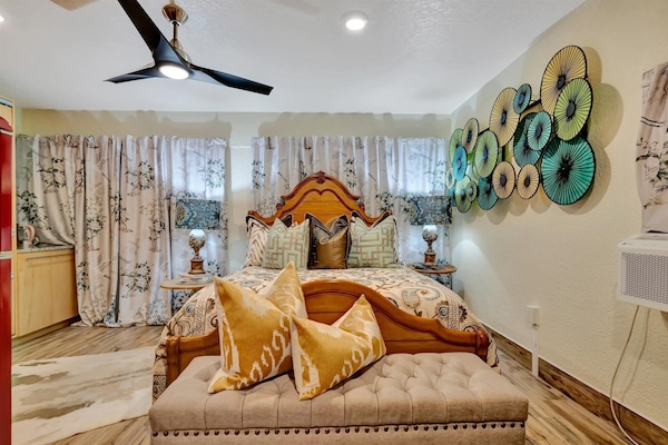 Deluxe Studio, 1 Queen Bed | WiFi (free)