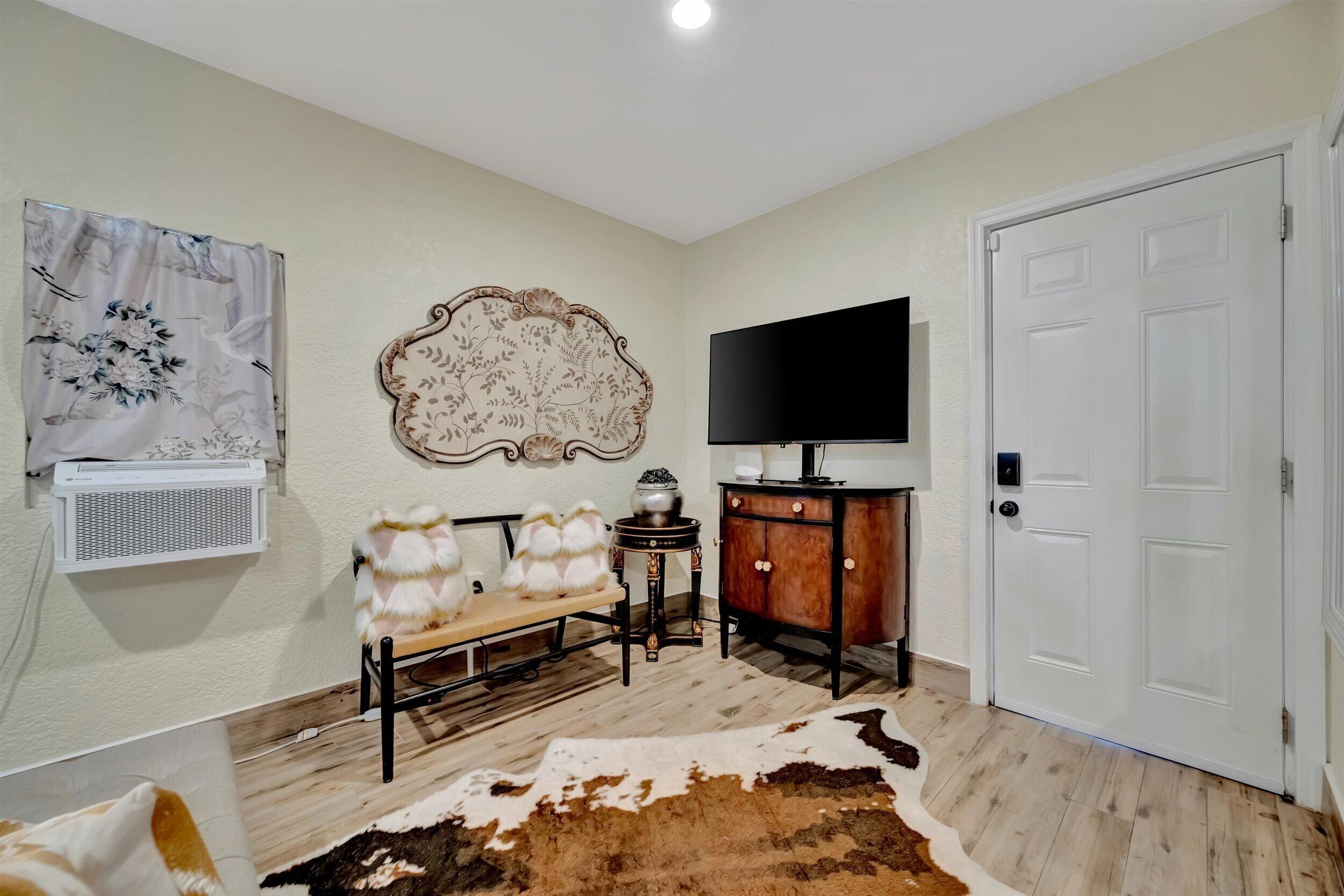 Deluxe Studio, 1 Queen Bed | Interior