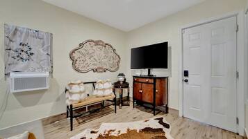 Deluxe Studio, 1 Queen Bed | Interior