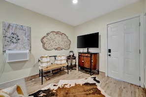 Deluxe Studio, 1 Queen Bed | Interior - Clifford Drive (Orlando)