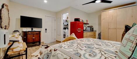 Deluxe Studio, 1 Queen Bed