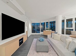 Smart TV - Private Hot Tub · 2bed/2ba Sleeps 6 · Next to Rogers Arena · EV Parking included (Vancouver)