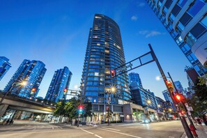 Exterior - Private Hot Tub · 2bed/2ba Sleeps 6 · Next to Rogers Arena · EV Parking included (Vancouver)