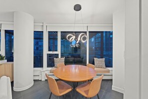 Dining - Private Hot Tub · 2bed/2ba Sleeps 6 · Next to Rogers Arena · EV Parking included (Vancouver)