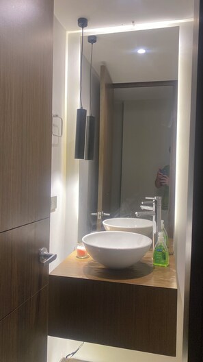 Comfort kamer, balkon, uitzicht op tuin | Badkamer | Gratis toiletartikelen, handdoeken, zeep, shampoo
