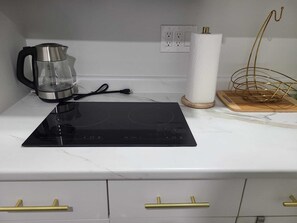Private kitchen - Haven Serene - Modern, convenient, quiet, private 1 bedroom basement suite (Winnipeg)