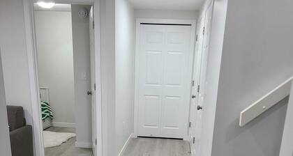 Haven Serene - Modern, convenient, quiet, private 1 bedroom basement suite