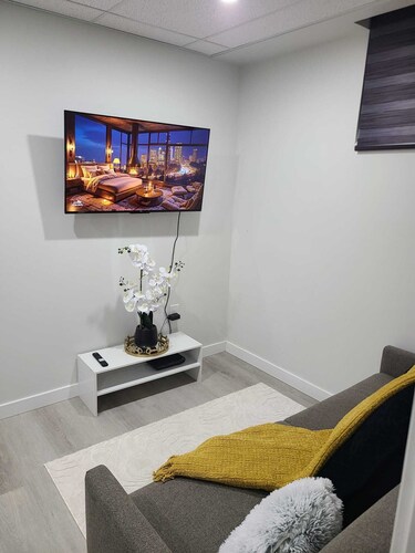 Haven Serene - Modern, convenient, quiet, private 1 bedroom basement suite