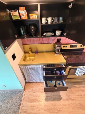 Réfrigérateur, four à micro-ondes, un four, surface de cuisson