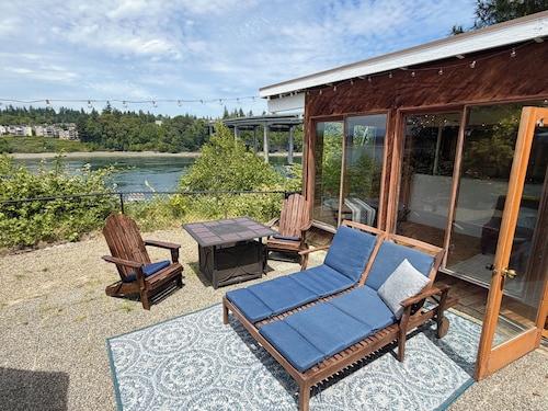 Waterview Escape - Scenic Views, Sunroom & Patio
