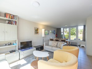 TV - Holiday home with 3 bedrooms near the sea (Westende)