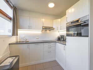 Wasserkocher mit Kaffee-/Teezubehör, Kühlschrank, Mikrowelle