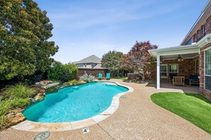 Outdoor pool - The Barrymore / Pool, Hot Tub, Pool Table and Theater (Frisco)