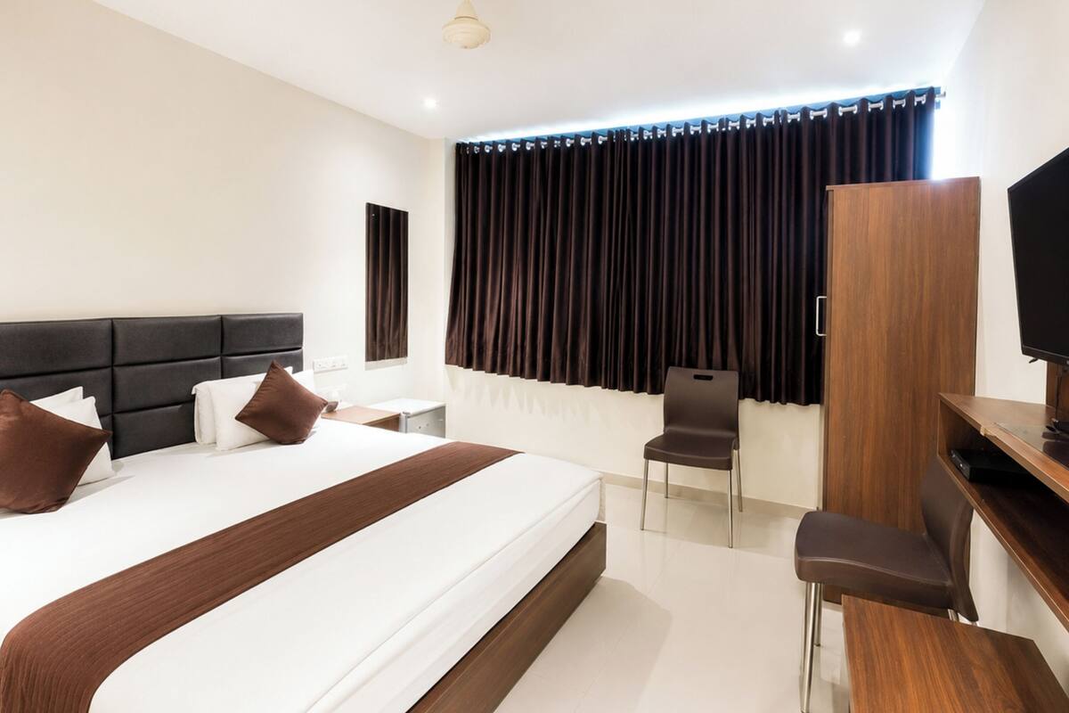 Hypo-allergenic bedding, desk, soundproofing, free WiFi