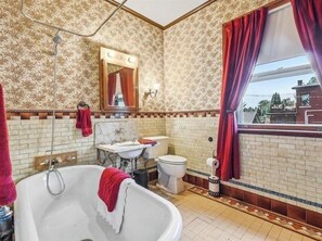 Sèche-cheveux, serviettes fournies, savon, papier toilette