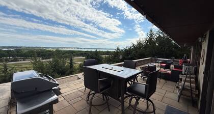 Private 3 bedroom cabin - HUGE patio with a gorgeous view of Lewis & Clark Lake