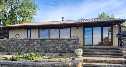 Private 3 bedroom cabin - HUGE patio with a gorgeous view of Lewis & Clark Lake