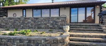 Private 3 bedroom cabin - HUGE patio with a gorgeous view of Lewis & Clark Lake