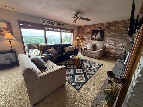 Private 3 bedroom cabin - HUGE patio with a gorgeous view of Lewis & Clark Lake