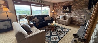 Private 3 bedroom cabin - HUGE patio with a gorgeous view of Lewis & Clark Lake