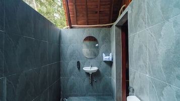 Traditional Double Room | Bathroom | Towels, soap, shampoo, toilet paper
