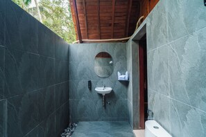 Habitación doble tradicional | Baño | Toallas, jabón, shampoo, papel de baño 