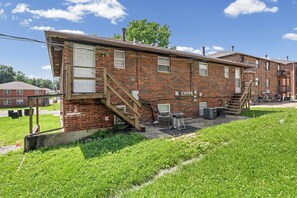 Exterior - Independence 2BD Apartment With King Bed & Parking (Independence)