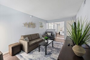 Smart TV - Independence 2BD Apartment With King Bed & Parking (Independence)