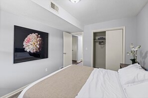 2 bedrooms, iron/ironing board, free WiFi, bed sheets - Independence 2BD Apartment With King Bed & Parking (Independence)