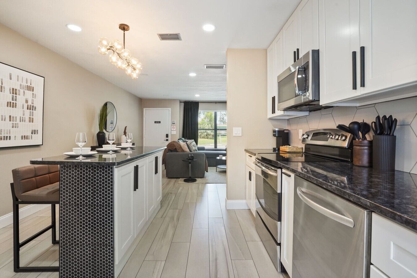 Coffee/tea maker, fridge, microwave, stovetop
