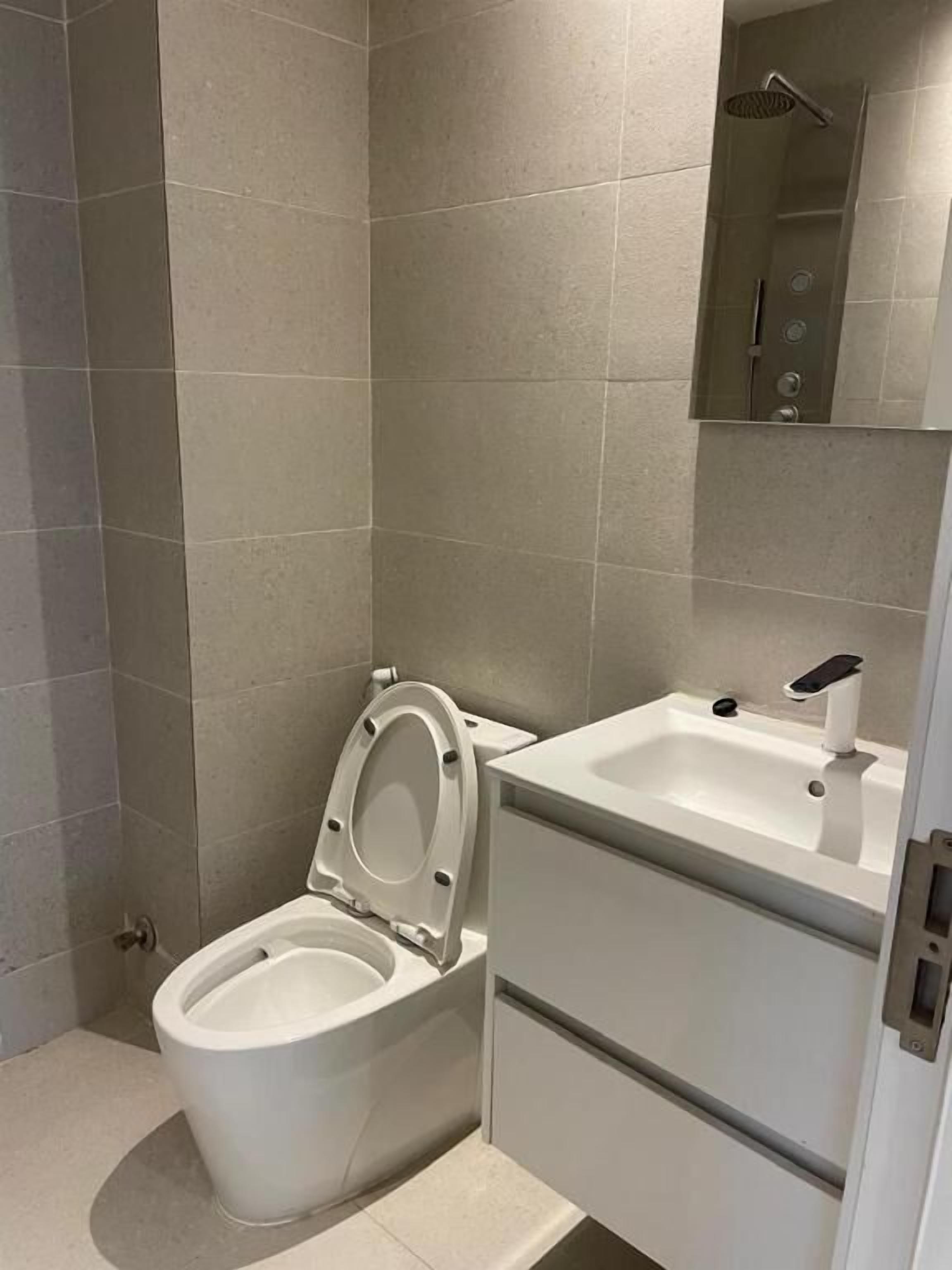 Serviettes fournies, papier toilette