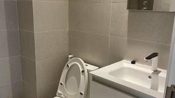 Serviettes fournies, papier toilette
