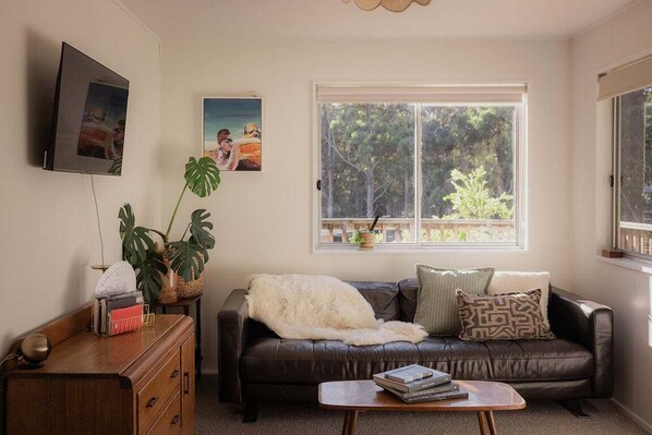 Living area - Stewie's Nest - Port Arthur Shack with fire pit (Tasman)
