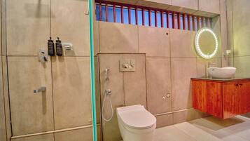 Deluxe kamer, uitzicht op heuvels | Badkamer | Een douche, gratis toiletartikelen, handdoeken, zeep