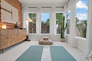 Interior - Casa Serena Pool, Spa, Putting Green & Yoga Room (Tucson)