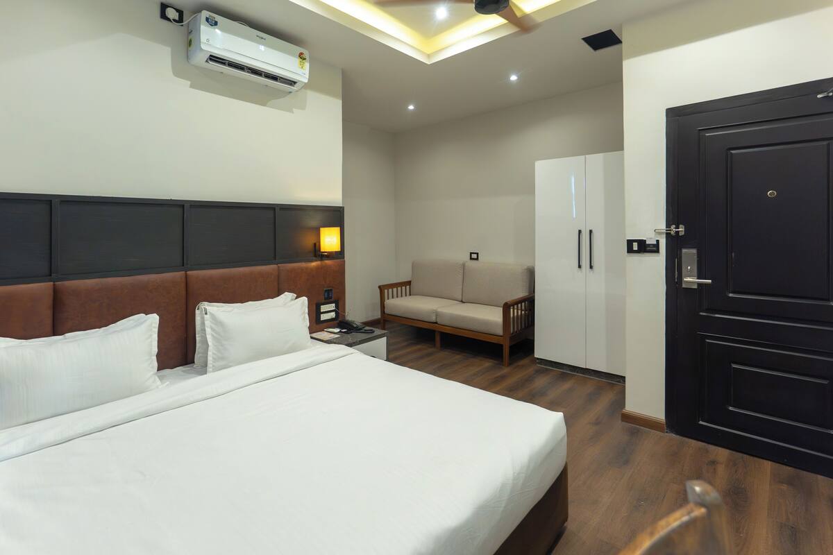 Superior Room, City View | In-room safe, iron/ironing board (on request), WiFi (free)