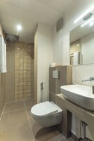 Bañera con ducha, artículos de tocador gratuitos, secador de pelo
