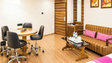Kamar Double Klub, AC | Seprai antialergi, meja kerja, kedap suara, dan Wi-Fi gratis