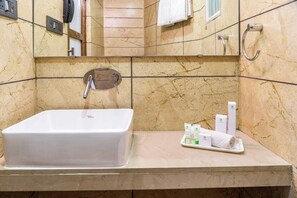 Executive Double Room, Penyaman udara | Bilik Mandi | Pancuran mandi, hulu semburan mandi hujan, selipar, tuala disediakan 
