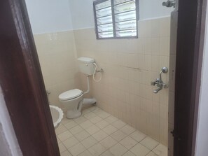 Douche, bidet, serviettes fournies, savon