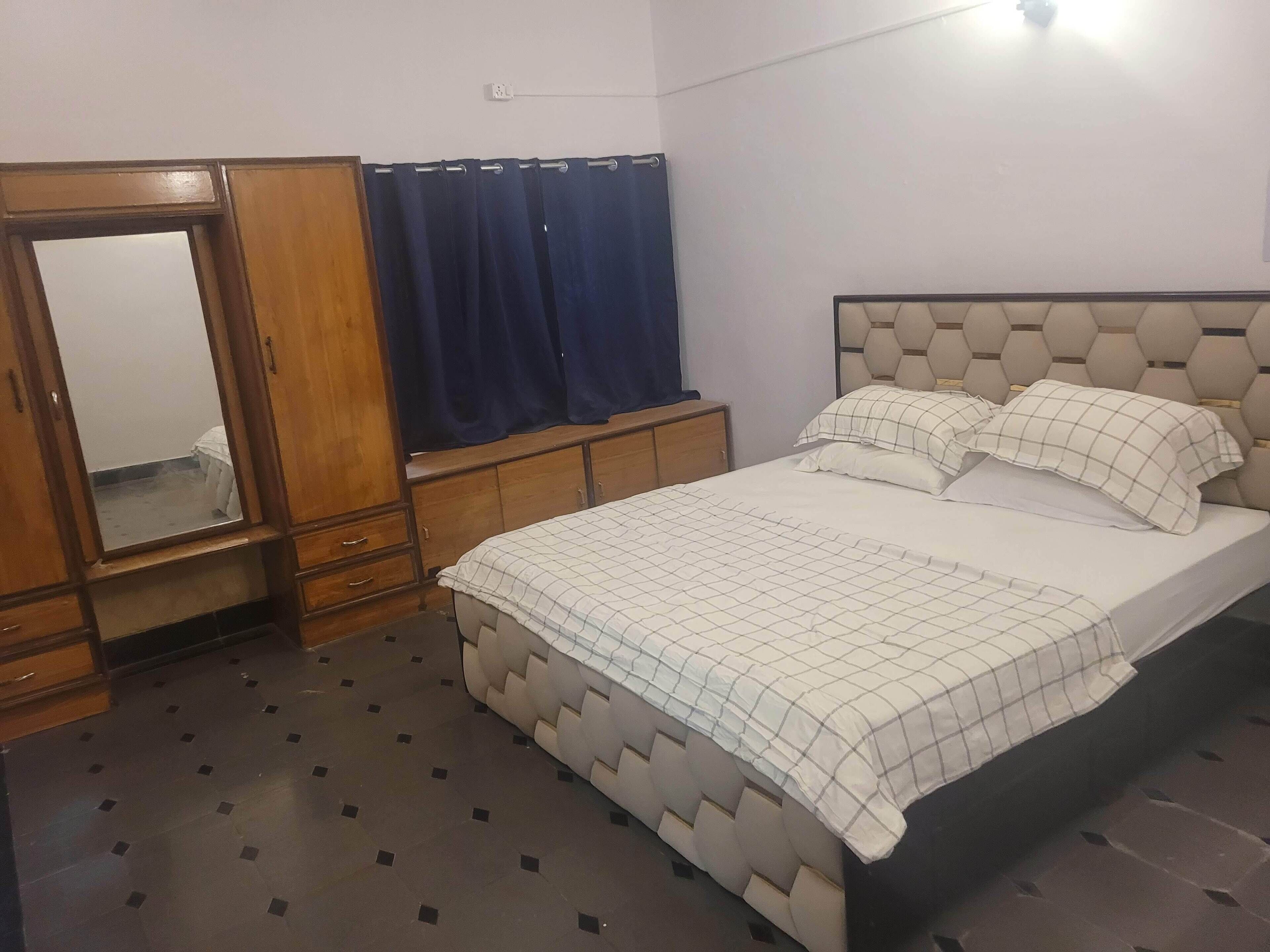 1 bedroom, iron/ironing board, internet, bed sheets