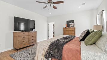 3 bedrooms, free WiFi, bed sheets, wheelchair access